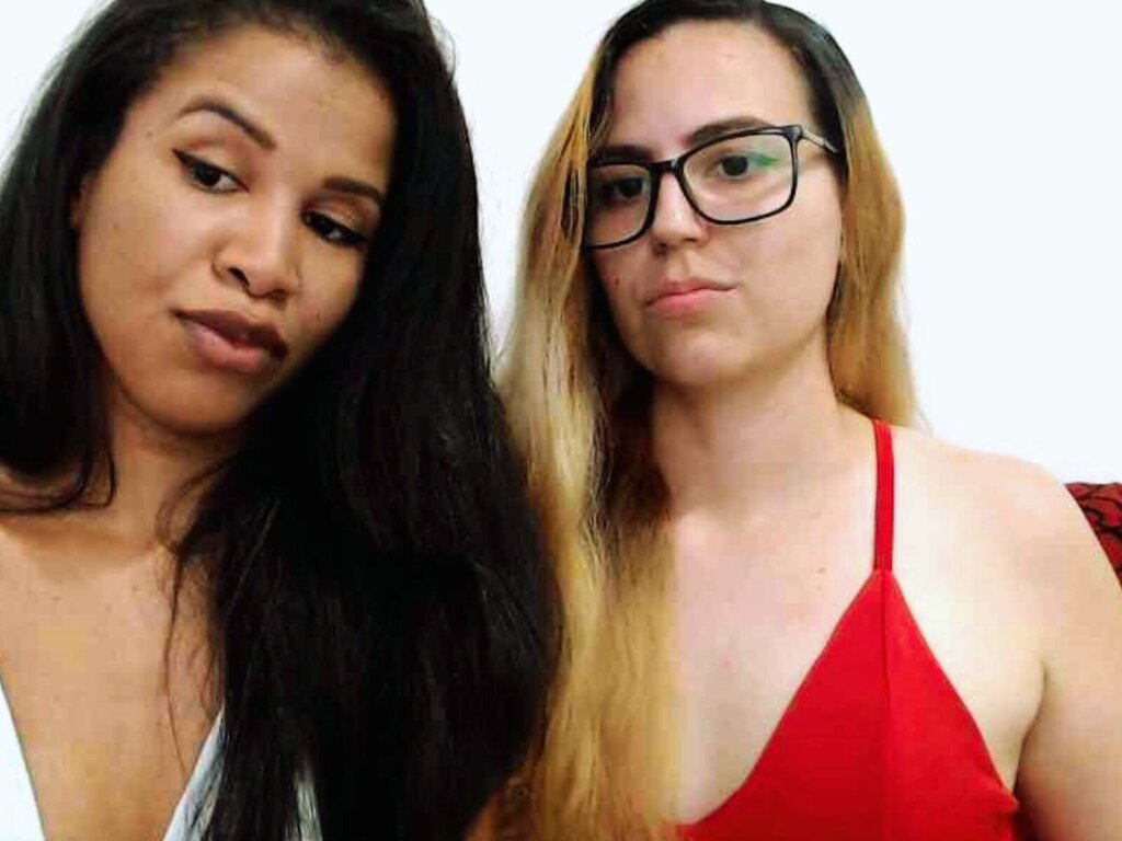 EmilyAndGabi's Webcam 